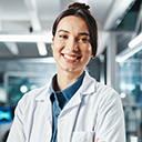 expertum - Eine Person in einem weißen Laborkittel steht in einem modernen, gut beleuchteten Labor, im Hintergrund sind wissenschaftliche Geräte zu sehen. Das Bild veranschaulicht berufliche Tätigkeiten und Entwicklungsmöglichkeiten für Fachkräfte im wissenschaftlich-industriellen Umfeld sowie die Bedeutung der Personalvermittlung und der Zusammenarbeit bei Projekten innerhalb der Industrie.