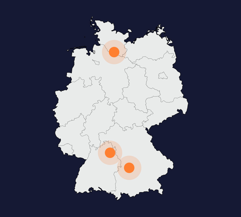 expertum - Eine Deutschlandkarte auf dunkelblauem Hintergrund zeigt drei orangefarbene Markierungen mit umgebenden hellorangefarbenen Kreisen in den Regionen im Norden, im südlichen Zentrum und im Südwesten. Die Darstellung verweist auf ausgewählte Standorte von expertum, an denen Unternehmen und Bewerber aus Industrie und Personalvermittlung zusammenkommen – etwa zur Suche nach Fachkräften, für Karrieremöglichkeiten oder zur projektbezogenen Zusammenarbeit.