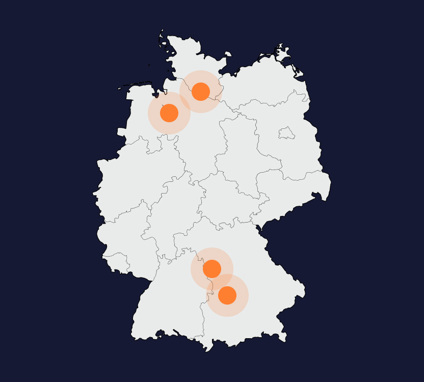 expertum - Darstellung einer Deutschlandkarte mit vier orangefarbenen Markierungen an Standorten im Norden und Süden, die potenzielle Einsatzorte für Fachkräfte in der Industrie kennzeichnen. Weiße Karte mit abgegrenzten Bundesländern vor dunkelblauem Hintergrund, im Kontext eines Personaldienstleisters für die Industrie, der Bewerber und Unternehmen für eine projektbezogene Zusammenarbeit miteinander vernetzt.