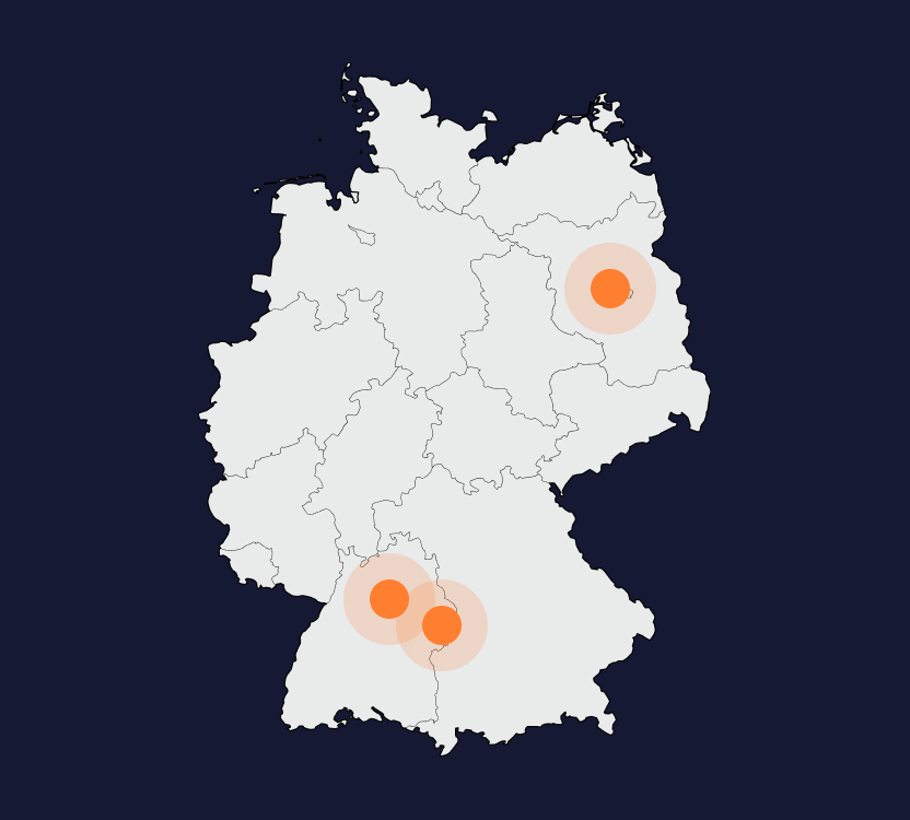 expertum - Eine Deutschlandkarte zeigt drei große orangefarbene Punkte im Nordosten, Süden und Südwesten Deutschlands, die jeweils von helleren orangefarbenen Kreisen umgeben sind. Die Markierungen verdeutlichen regionale Schwerpunkte der Personaldienstleistungen innerhalb der Industrie sowie potenzielle Einsatzorte für Fachkräfte und Projektarbeit – relevant sowohl für Unternehmen auf der Suche nach Personal als auch für Bewerber mit Interesse an neuen beruflichen Möglichkeiten.