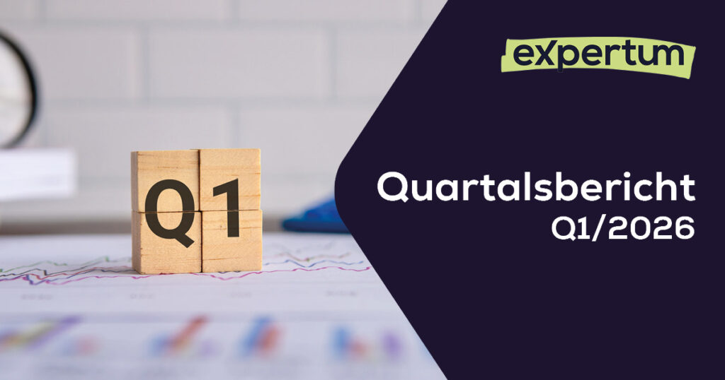 expertum - Holzblöcke mit Q4 auf Schreibtisch, dazu Diagramme. Text: expertum Quartalsbericht Q4/2025, Fokus Personaldienstleistung.