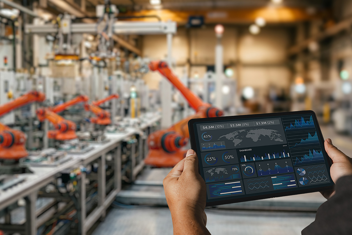 expertum - In einer Fabrikumgebung hält eine Person ein Tablet mit sichtbaren Datenanalysen in der Hand, während im unscharfen Hintergrund Roboterarme an einer Montagelinie arbeiten. Das Bild veranschaulicht den zunehmenden Einsatz digitaler Technologien in der Industrie und verdeutlicht die Bedeutung technischer Kompetenzen sowie moderner Arbeitsprozesse für Fachkräfte und Unternehmen. Es unterstreicht die Rolle der Personalvermittlung und der Projektarbeit bei der Gestaltung zeitgemäßer Karrieren und der industriellen Zusammenarbeit.
